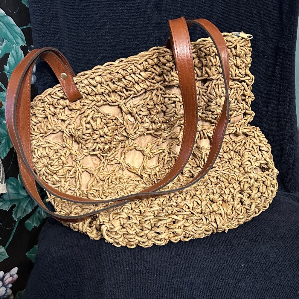 Cara Bella Handcrafted Crocheted Tote Bag w Brown Leather Straps & Zip Closure